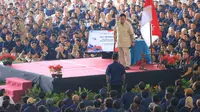 Menteri Pertahanan (Menhan) Prabowo Subianto saat menyapa ribuan karyawan holding industri di PT Dirgantara Indonesia (PTDI), Bandung, Kamis (15/6/2023). (Merdeka.com/Muhammad Genantan Saputra)