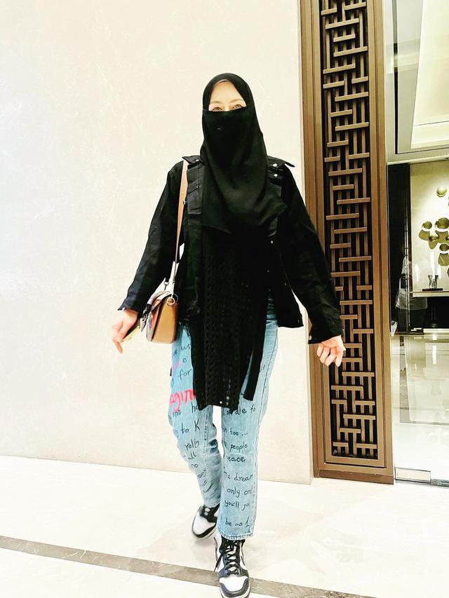 6 Potret Gaya Ratu Rizky Nabila Bercadar, Dicibir Masih Pakai Celana Jeans