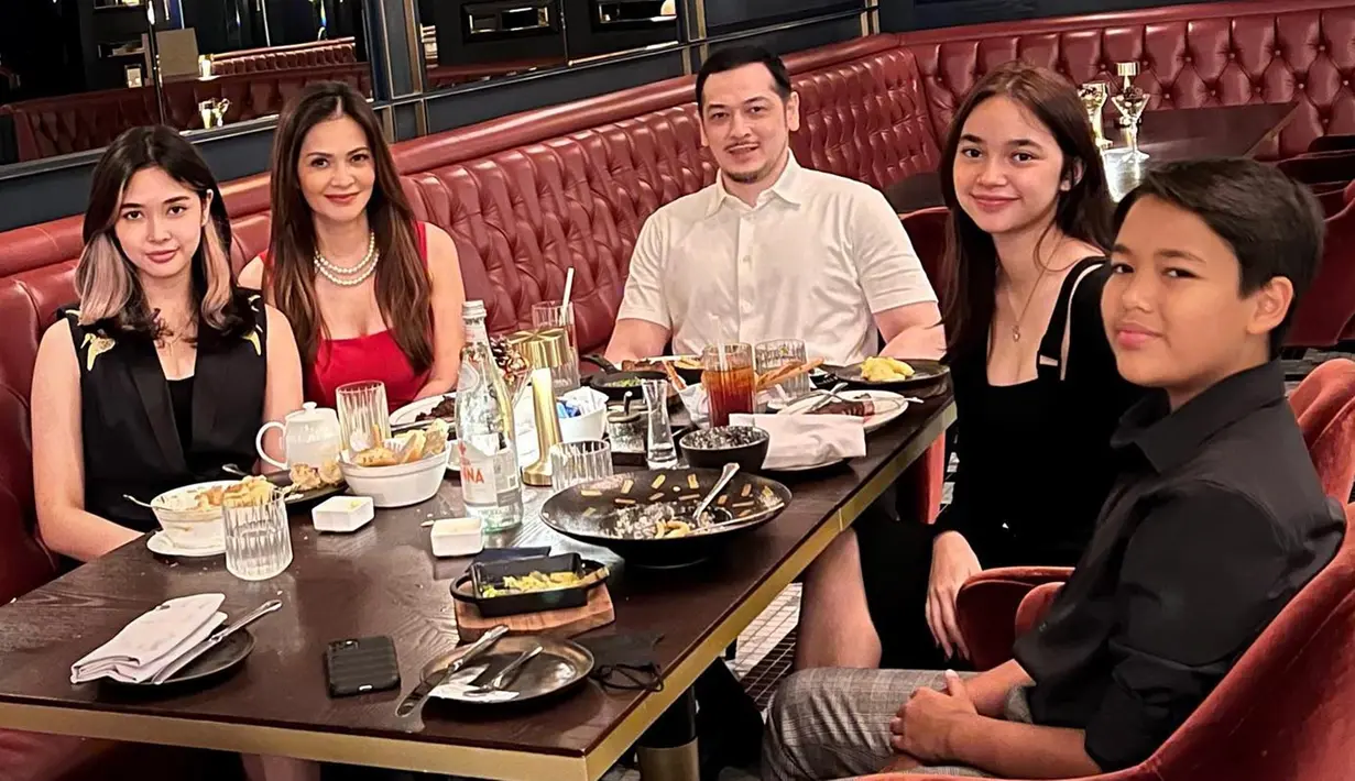 Melalui Instagram, Cut Tari sering membagikan momen kebersamaan dengan keluarga tercinta. Wanita 44 tahun ini begitu dekat dengan anak-anaknya. Seperti inilah momen hangat kebersamaan Cut Tari bersama sang putri dan anak sambungnya. (Liputan6.com/IG/@cuttaryofficial)