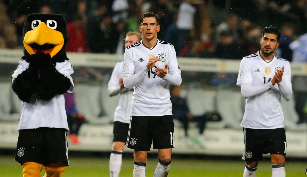 Pemain timnas Jerman merayakan kemenangan 5-1 atas Azerbaijan pada babak kualifikasi Piala Dunia 2018 zona Eropa di Stadion Fritz Walter, Minggu (8/10). Jerman menyapu bersih 10 laga Pra-Piala Dunia dengan kemenangan. (AP/Michael Probst)