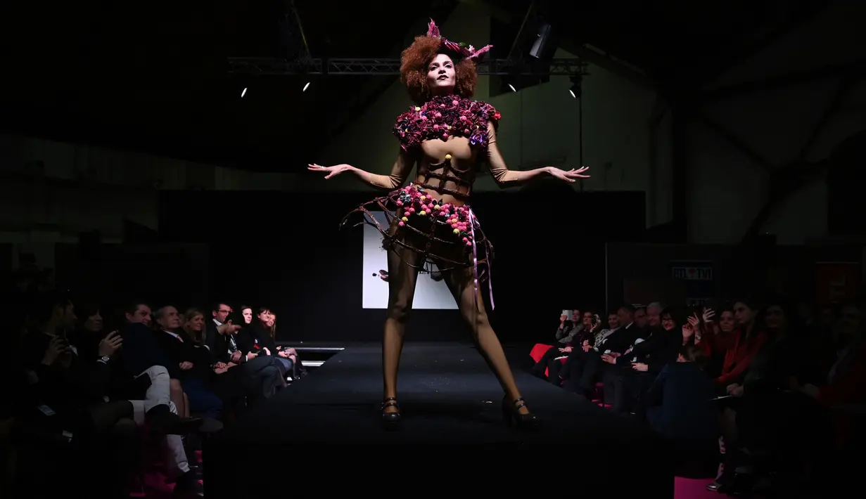 Seorang model memamerkan gaun yang terbuat dari cokelat selama Chocolate Fair di Brussels, Belgia, Kamis (21/2). Acara tersebut berlangsung pada tanggal 22 hingga 24 Februari 2019. (EMMANUEL DUNAND/AFP)