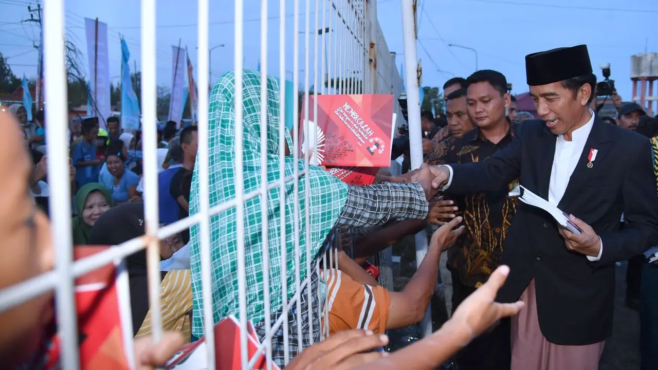 20170109-Jokowi-Pekalongan-Bagi bagi