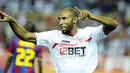 Striker Sevilla Frederic Kanoute menyumbang dua gol untuk mengalahkan Barcelona 3-2 pada leg pertama Piala Super Spanyol di Stadion Ramon Sanchez Pizjuan, 14 Agustus 2010. AFP PHOTO/CRISTINA QUICLER
