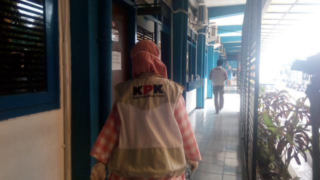 KPK geledah kantor dinas di Malang. (Liputan6.com/Zainul Arifin)