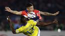 Duel Charles Aranguiz (atas) pemain Cile dengan Enner Valencia dari Ekuador di Copa America 2015. (EPA/Fernando Bizerra Jr)