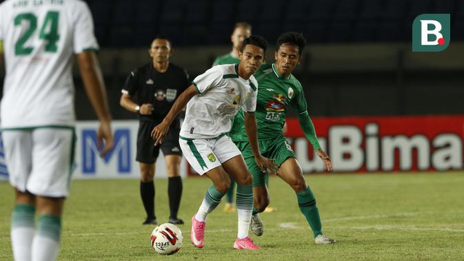 Marselino Ferdinan yang baru dimainkan oleh Persebaya Surabaya selama Babak Penyisihan Piala Menpora 2021 tampil dengan tenang dan menjanjikan saat melawan PS Sleman. (Foto: Bola.com/Ikhwan Yanuar)