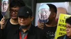 Novel Baswedan bersama Wadah Pegawai (WP) KPK memperingati 500 hari penyerangan terhadap dirinya di depan Gedung KPK, Jakarta, Kamis (1/11). Penyidik senior KPK itu diserang dengan air keras pada 500 hari lalu. (Merdeka.com/Dwi Narwoko)