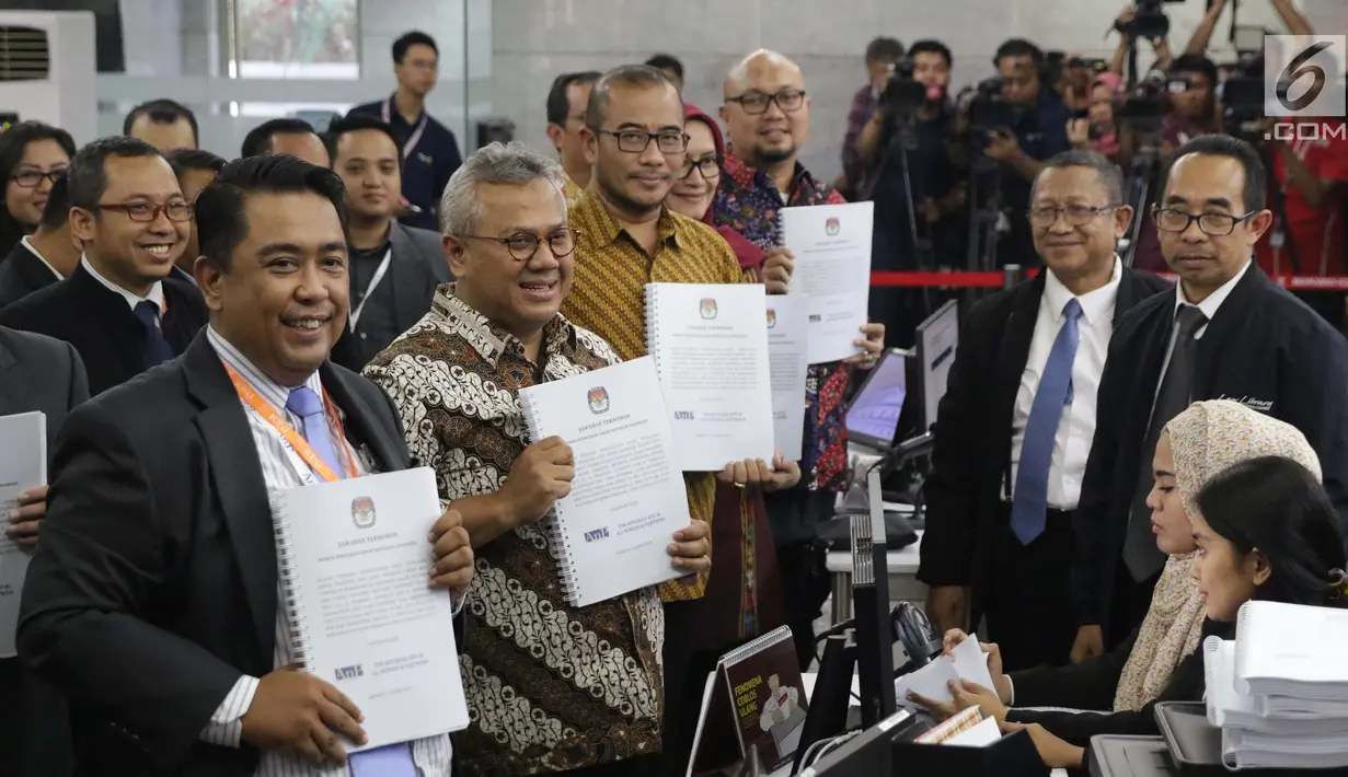 Ketua KPU RI, Arief Budiman (kedua kiri) menyerahkan alat bukti menghadapi perselisihan hasil Pilpres 2019 dan jawaban pihak KPU sebagai termohon di Gedung Mahkamah Konstitusi, Jakarta, Rabu (12/6/2019). 272 boks kontainer dari 34 provinsi diserahkan KPU ke MK. (Liputan6.com/Helmi Fithriansyah)