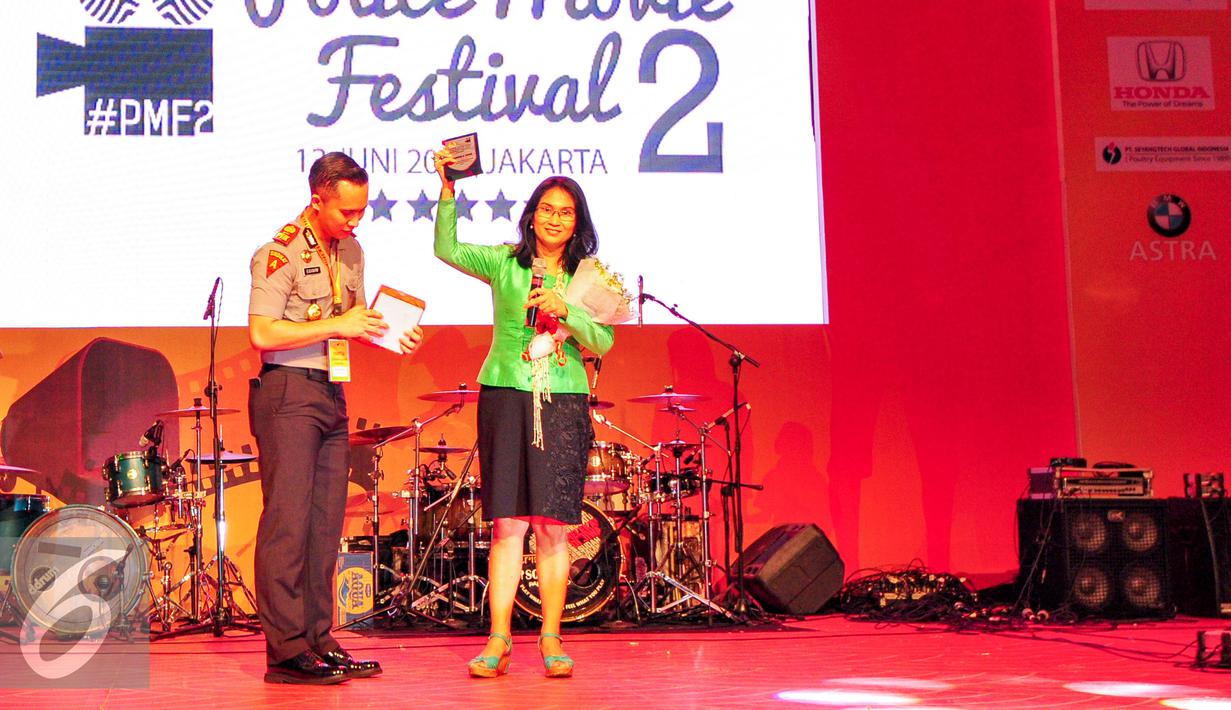 DR Yundini H. Erwin menerima plakat penganugerahan karena berperan penting sebagai dosen dan membimbing mahasiswa PTIK untuk kembali menggelar festival film pendek Polisi, Jakarta, Sabtu (13/6/2015). (Liputan6.com/Yoppy Renato)