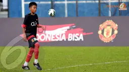 Salah satu anak SSB Asiop Apacinti terlihat serius dalam menjalani Training Camp Ayo Indonesia Bisa di Lapangan C Senayan Jakarta (Liputan6.com/Helmi Fithriansyah)