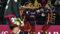 Para pemain Barcelona merayakan gol ke gawang Valencia pada leg pertama semifinal Copa del Rey, di Camp Nou, Barcelona, Kamis (4/2/2016) dini hari WIB. (AFP/Adrian Dennis)