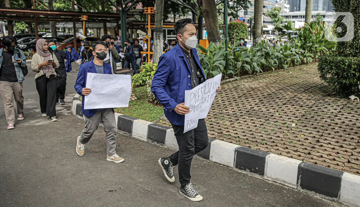 Sejumlah mahasiswa UNY berjalan dengan membawa kertas bertuliskan tuntutan saat akan menggelar aksi di depan Gedung Kemendikbud, Jakarta, Jumat (10/2/2023). Dengan memaksa masuk untuk melakukan aksi di dalam lingkungan Kemendikbud, mahasiswa UNY memberikan baju dansa sebagai bentuk protes terkait mahalnya biaya kuliah di Indonesia. (Liputan6.com/Faizal Fanani)