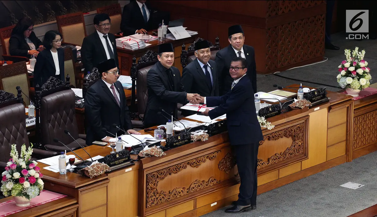 Ketua Pansus Angket KPK Agun Gunandjar Sudarsa  menyerahkan hasil laporan kepada Ketua DPR Bambang Soesatyo di Gedung Nusantara II, Kompleks Parlemen, Senayan, Jakarta, Rabu (14/2). (Liputan6.com/JohanTallo)