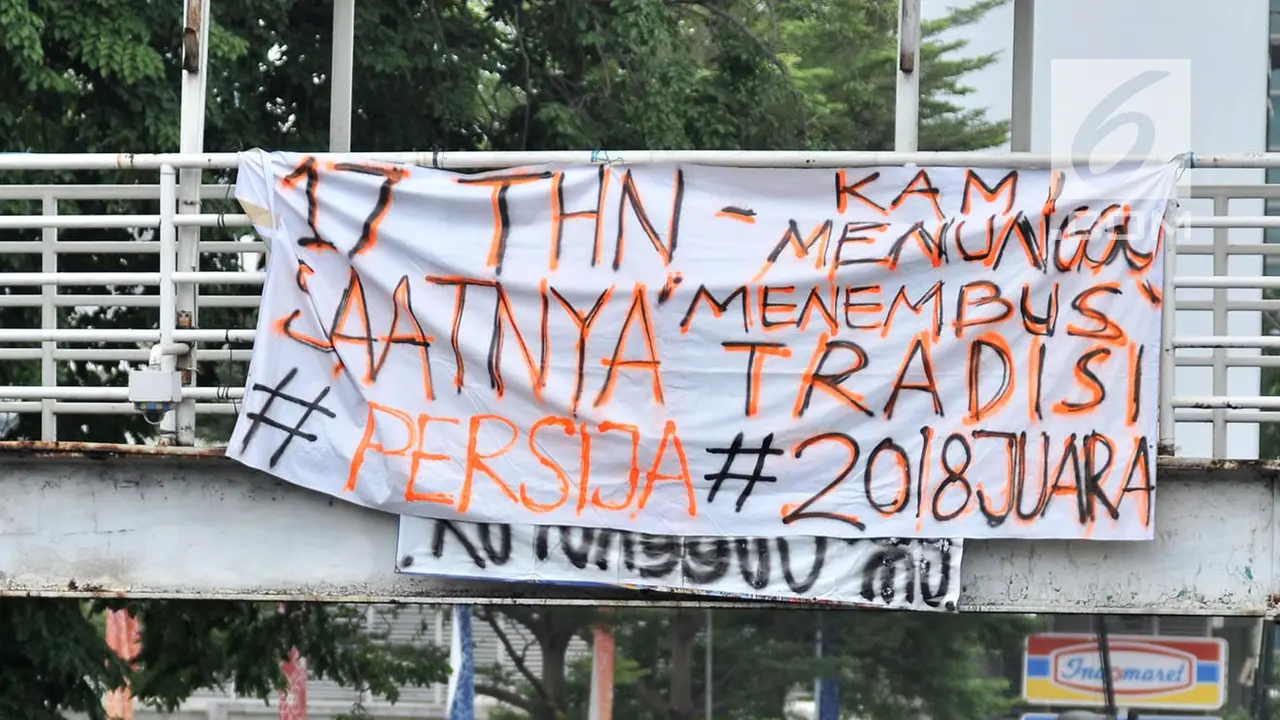 Spanduk Dukungan Persija Juara Hiasi JPO Ibu Kota