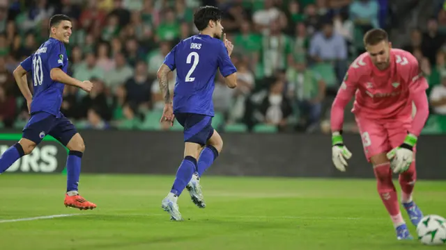 Foto: Calon Bek Timnas Indonesia Kevin Diks Jebol Gawang Real Betis di Europa Conference League