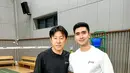 Saat ke Korea, Verrell menyempatkan olahraga bersama Shin Tae Young. Verrell mengenakan t shirt putih dipadukan celana pendek hitam. [@bramastavrl]