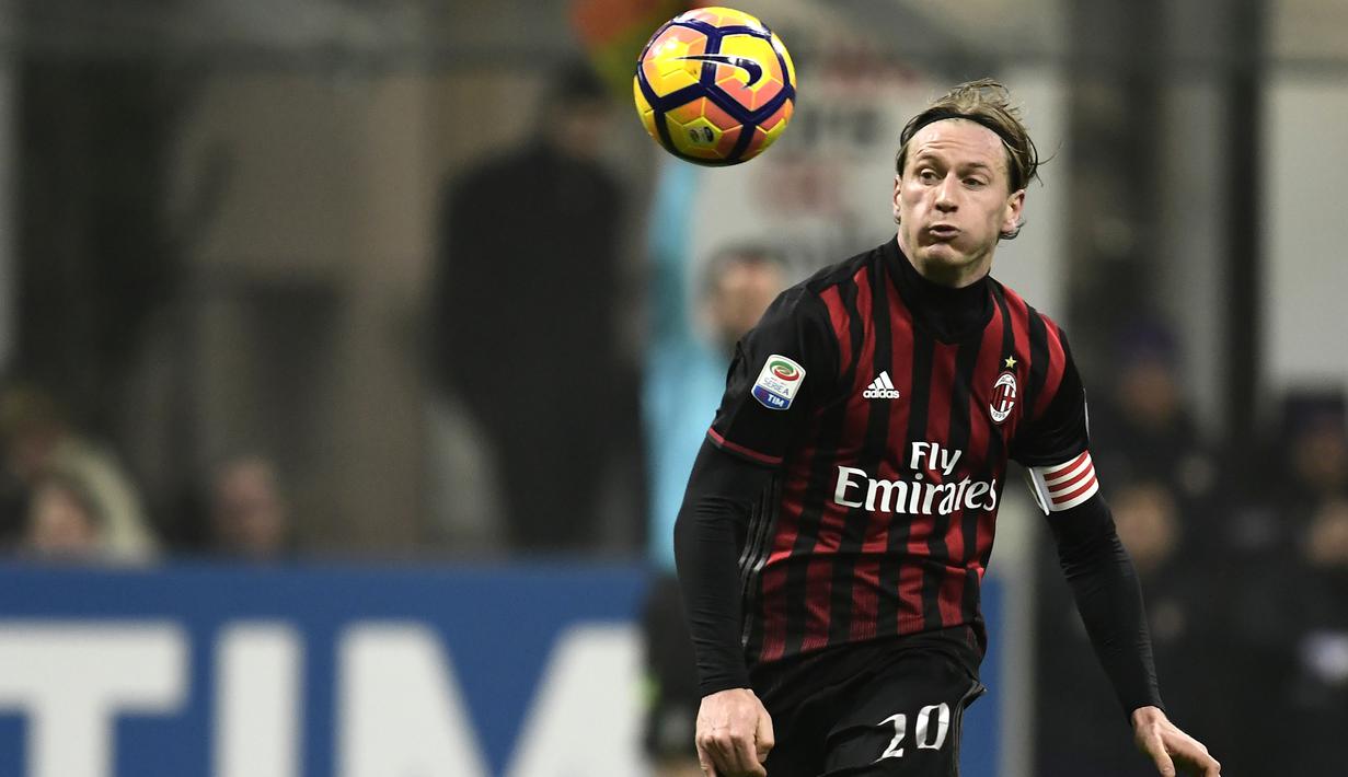 1. Ignazio Abate - Abate merupakan produk akademi AC Milan. Ia membela Rossoneri selama dua periode, yaitu pada 2003-2007 dan 2009-2019. Abate dilepas dengan status bebas transfer pada Juni 2019 dan belum bergabung dengan klub mana pun. (AFP/Miguel Medina)