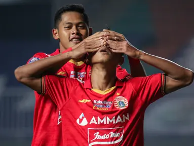 Usai menuai hasil imbang di tiga laga awal BRI Liga 1 2021/2022, Persija mencatat kemenangan pertamanya di pekan ke-4 saat menang 2-1 atas Persela Lamongan, Jumat (24/9/2021). Dengan hasil ini Persija naik ke posisi 6 klasemen sementara dengan raihan 6 poin. (Bola.com/Bagaskara Lazuardi)