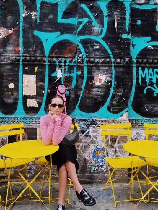 Enzy Storia padukan loafers dengan tampilan keren ala New Yorker. Ia mengenakan midi slit skirt dan long sleeve pink [@enzystoria]
