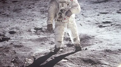 Sutradara Ini Akui Pendaratan Neil Armstrong di Bulan Itu ...