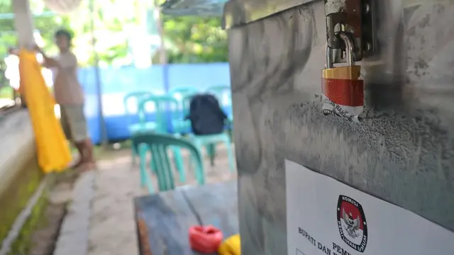 Kotak suara Pilkada tersegel sesampai di TPS. (Liputan6.com/Muhamad Ridlo)