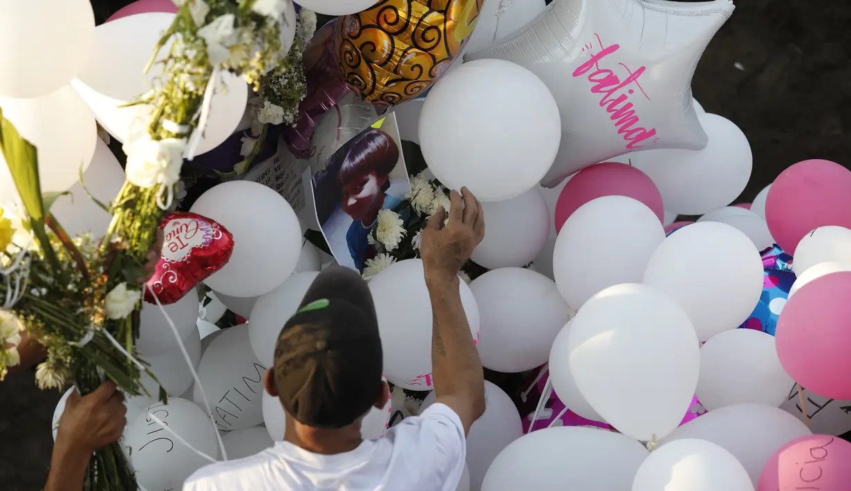 Anggota keluarga menempatkan balon dan rangkaian bunga di kuburan korban pembunuhan Fatima yang berusia 7 tahun di Mexico City 1(8/2/2020). Jasad Fatima ditemukan terbungkus tas dan ditinggalkan di daerah pedesaan pada hari Sabtu. (AP Photo/Marco Ugarte)