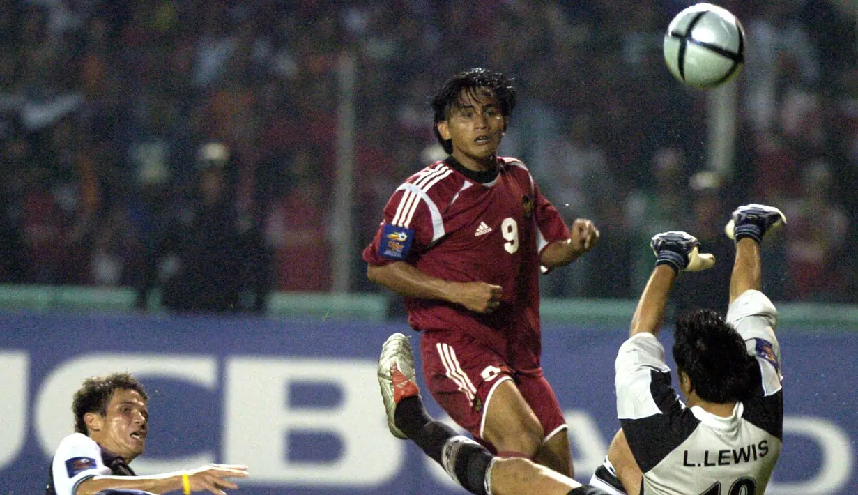 Ilham Jaya Kesuma. Striker yang telah pensiun dari Timnas Indonesia pada 2007 ini mampu mencetak 1 gol saat melawan Malaysia di Piala AFF 2004. Gol tersebut dicetaknya di leg kedua babak semifinal (3/1/2005) dengan skor akhir 4-1 untuk kemenangan Timnas Indonesia. (AFP/Adek Berry)