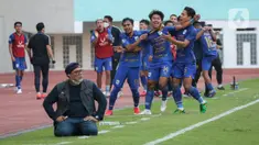 Bek PSIS Semarang, Riyan Ardiansyah (14) merayakan gol kemenangan bersama rekan setimnya dalam laga pekan pertama BRI Liga 1 2021/2022 melawan Persela Lamongan di Stadion Wibawa Mukti, Sabtu (4/9/2021). PSIS menang dramatis 1-0 atas Persela berkat gol di menit akhir. (Bola.com/Bagaskara Lazuardi)