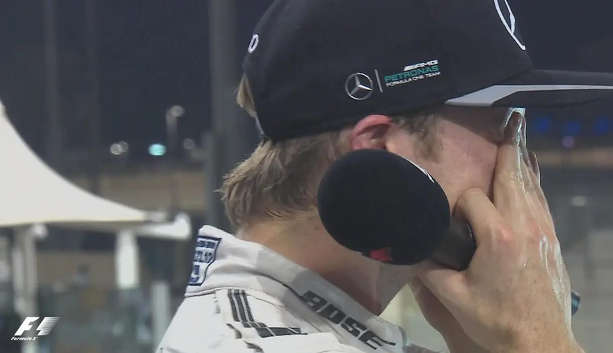 Nico Rosberg menangis terharu di atas podium F1 GP Abu Dhabi. Pencapaian Nico ini menyamai ayahnya, Keke Rosberg, yang menjadi juara dunia F1 musim 1982. (Bola.com/Twitter/F1)