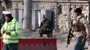 Personel keamanan Afghanistan berjaga di dekat lokasi serangan bunuh diri di Kabul, Afghanistan (25/12). Peristiwa itu terjadi sepekan setelah militan menyerbu pusat pelatihan Direktorat Nasional Keamanan (NDS) di Afghanistan. (AP Photo / Rahmat Gul)