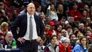 Pelatih Chicago Bulls, Jim Boylen, saat pertandingan melawan Milwaukee Bucks pada laga NBA di United Center, Selasa (31/12/2019). Milwaukee Bucks menang 123-102 atas Chicago Bulls. (AP/Matt Marton)
