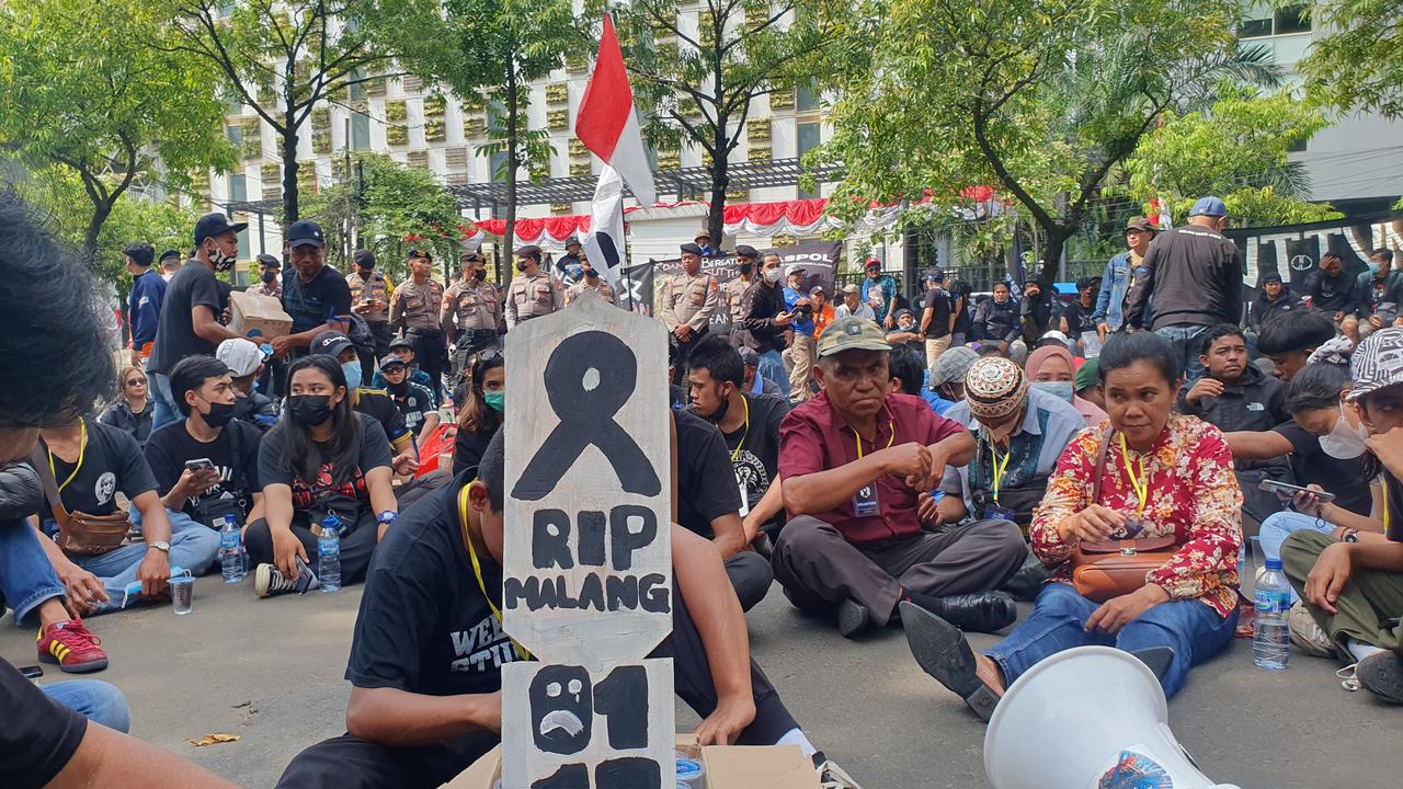 Ratusan Aremania Geruduk Mabes Polri Tuntut Keadilan Atas Tragedi Kanjuruhan