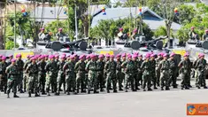 Citizen6, Surabaya: Brigadir Jenderal TNI A Faridz Washington menutup kepelatihan dalam Negeri tank Amfibi BMP-3F Korps Marinir di lapangan apel Karangpilang, Surabaya, Jumat (22/7). (Pengirim: Diyat Akmal)