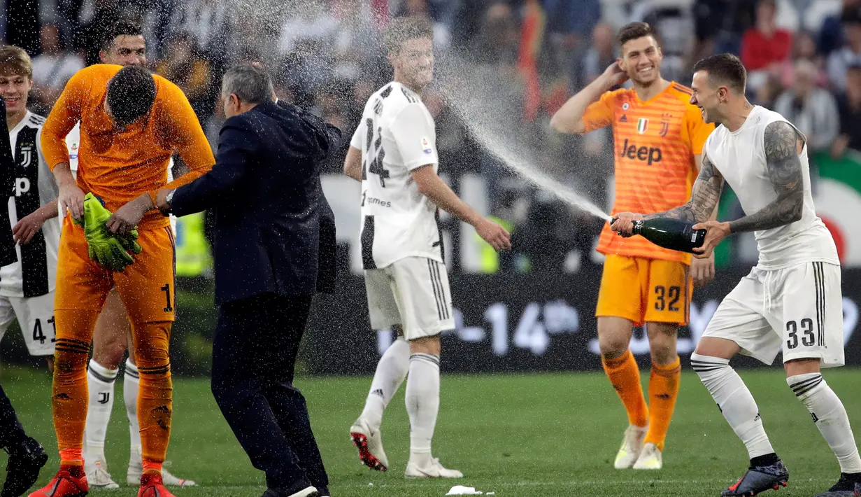 Para pemain Juventus merayakan kemenangan usai mengalahkan Fiorentina dalam Serie A Liga Italia di Stadion Allianz, Turin, Italia, Sabtu (20/4). Juventus menjuarai Serie A Liga Italia 2018/2019. (AP Photo/Luca Bruno)
