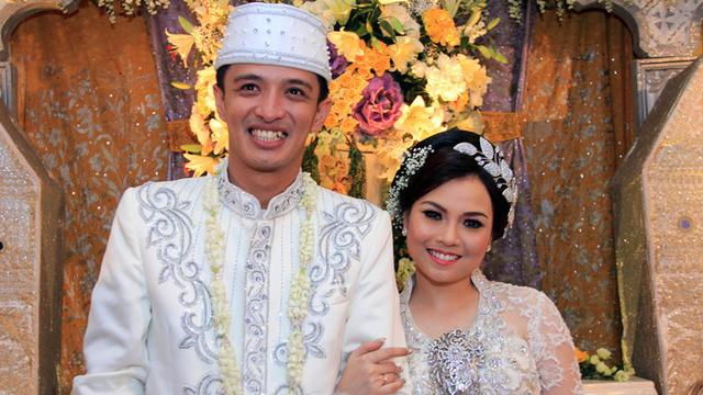 Jarang Terekspos, Ini 6 Momen Manis Eza Yayang 'Pemeran Ojak' dan Istri