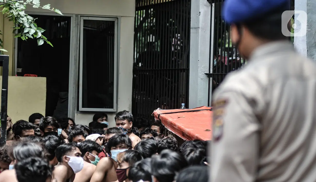 Massa pelajar dan remaja ditahan pihak kepolisian di Polsek Subsektor Palmerah, Jakarta, Kamis (8/10/2020). Mereka diringkus pihak kepolisian saat hendak menuju gedung DPR RI untuk mengikuti aksi menolak RUU Cipta Kerja bersama massa buruh dan mahasiswa. (merdeka.com/Iqbal Nugroho)
