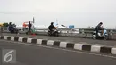 Sejumlah pengendara sepeda motor menepikan kendaraannya di atas jalan layang Pasar Rebo, Jakarta, Sabtu (14/1). Setiap hari, jalan layang tersebut menjadi tempat untuk menghabiskan waktu bagi warga sekitar serta pemotor. (Liputan6.com/Immanuel Antonius)