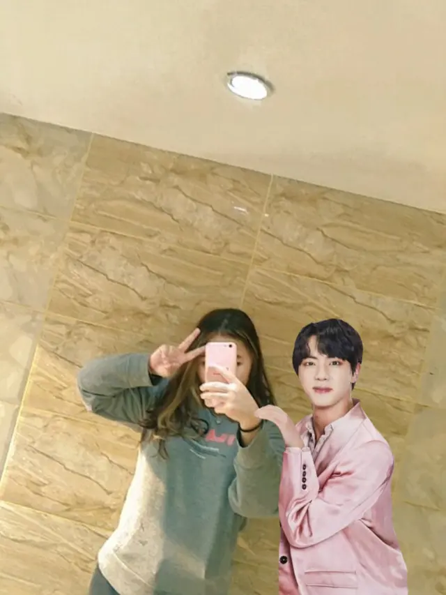 Wanita Ini Minta Fotonya Diedit Bareng Orang Korea, 6 Hasilnya Bikin Geleng Kepala