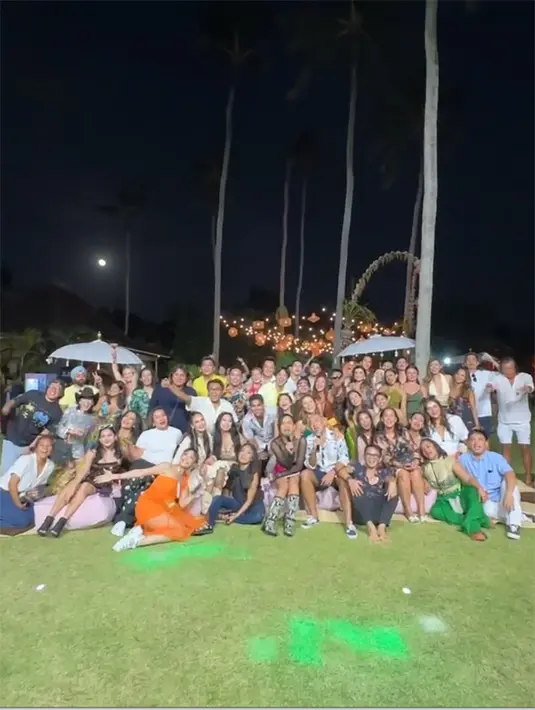 Acara digelar meriah outdoor dengan dihadiri banyak teman selebriti dan sahabat. Dalam video yang diunggah, mereka kompak mengucapkan selamat ulang tahun kepada bintang film Suzzana ini. [Instagram/mrsayudewi]