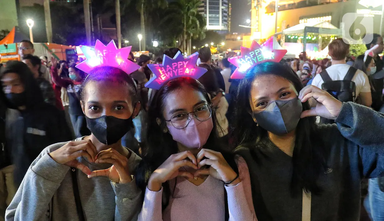 Warga memadati Car Free Night (CFN) pada malam pergantian tahun baru 2023 di kawasan Bundaran Hotel Indonesia, Jakarta, Sabtu (31/12/2022). Pemprov DKI Jakarta juga menerapkan car free night (CFN) di sepanjang kawasan Sudirman-MH Thamrin pada pukul 20.00 hingga pukul 02.00 dini hari. (Liputan6.com/Angga Yuniar)