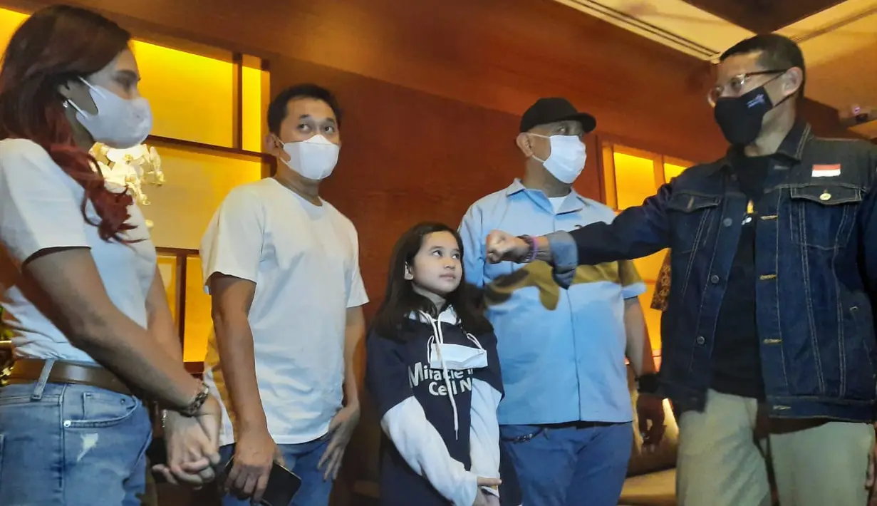 Menonton Miracle In Cell No. 7 rilisan Falcon Pictures, Sandiaga Uno bermaksud mendukung film Indonesia. “Saya bangga banget karena film Indonesia tahun ini meningkat pesat secara keseluruhan termasuk Miracle In Cell No. 7,” katanya. Kini jumlah viewership film Indonesia di atas film impor. Pencapaian di tengah pandemi Covid-19 ini bikin lega. “Berarti sesuai survei dan data yang kita miliki bahwa minat penonton di Indonesia untuk konten lokal meninggi,” Sandiaga Uno membeberkan. (Foto: Wayan Diananto)