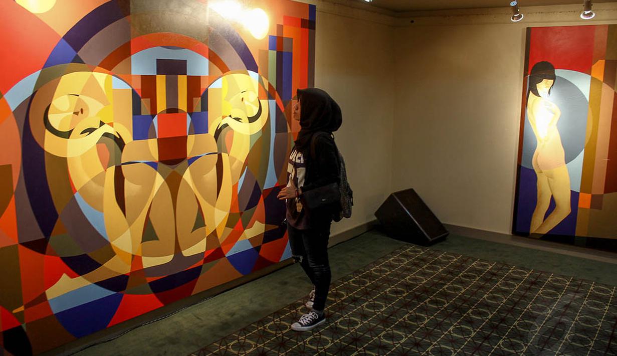 Lukisan karya RB Ali ini menyoroti sejumlah aktivitas kaum Hawa yang membuat mereka mempunyai sebuah inner beauty, Jakarta, (6/10/14). (Liputan6.com/Faizal Fanani)