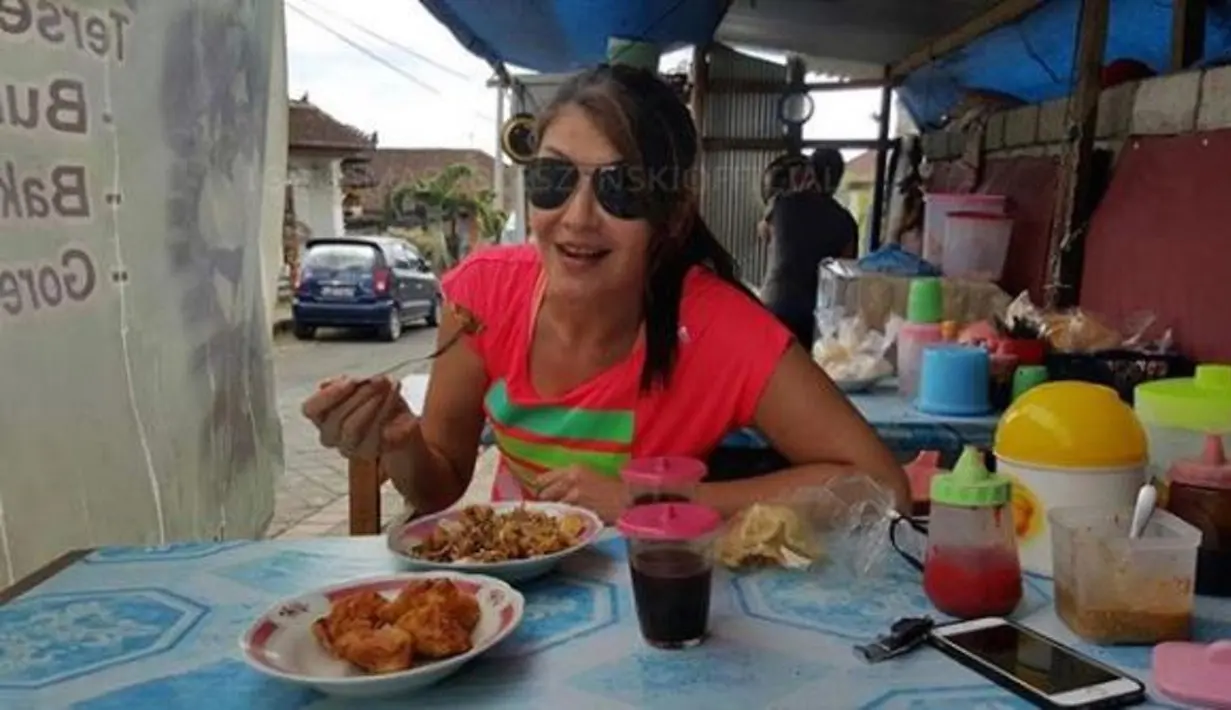 Tamara Bleszynski saat makan di warteg di Bali. Bahkan, ia terlihat beberapa kali membagikan foto saat makan masakan tegal. (Instagram/@tamarableszynskiofficial)