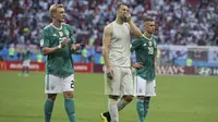 Kiper Jerman, Manuel Neuer menutup wajahnya usai melawan Korea Selatan pada laga grup F Piala DUnia 2018 di Kazan Arena, Kazan, Rusia, (27/6/2018). Jerman kalah 0-2. (AP/Thanassis Stavrakis)