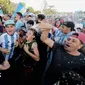 Fans Argentina siap menunggu para pahlawan juara Piala Dunia 2022 di Obelix, monumen tempat selebrasi di Buenos Aires (AFP)