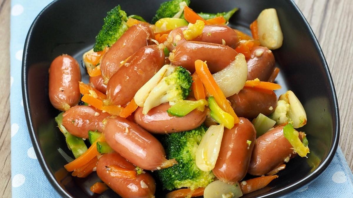 Sosis tumis sayuran segar dengan brokoli, wortel, dan paprika, disajikan hangat untuk menu sehat dan lezat