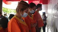Pasangan suami istri dan dua temannya saat diamankan di Mapolresta Balikpapan karena kasus narkoba. (Liputan6.com)