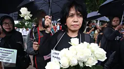 Istri aktivis Munir, Suciwati saat melakukan aksi Kamisan ke-427 di seberang Istana Negara, Jakarta (21/1). Aksi tersebut meminta pemerintah untuk menyelesaikan kasus pelanggaran HAM berat masa lalu. (Liputan6.com/Immanuel Antonius)