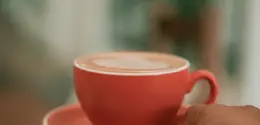 Dengan takaran yang pas, es kopi susu brown sugar bisa punya rasa seimbang antara manis, creamy, dan strong coffee. (Foto/Dok: Pexels)