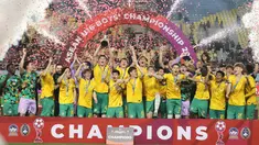 Timnas Australia sukses meraih gelar juara Piala AFF U-16 2024 setelah mengalahkan Thailand lewat adu penalti 8-7 (1-1) pada laga final di Stadion Manahan, Solo, Rabu (3/7/2024). Thailand unggul terlebih dahulu lewat gol Poramet Laoongdi pada menit ke-35 yang mampu disamakan Australia lewat gol Quinn Macnicol pada masa injury time babak pertama. Skor 1-1 bertahan hingga waktu normal usai dan langsung dilanjutkan dengan adu penalti. Bagi Australia, gelar ini menjadi yang ketiga kalinya, setelah sebelumnya menjadi juara pada 2008 dan 2016. (Bola.com/Abdul Aziz)